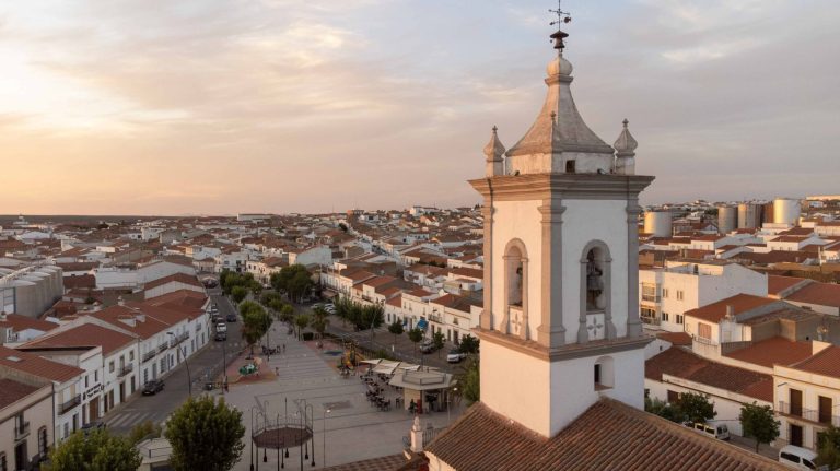Explore Ribera del Fresno with this scenic sunset view showcasing its architecture.